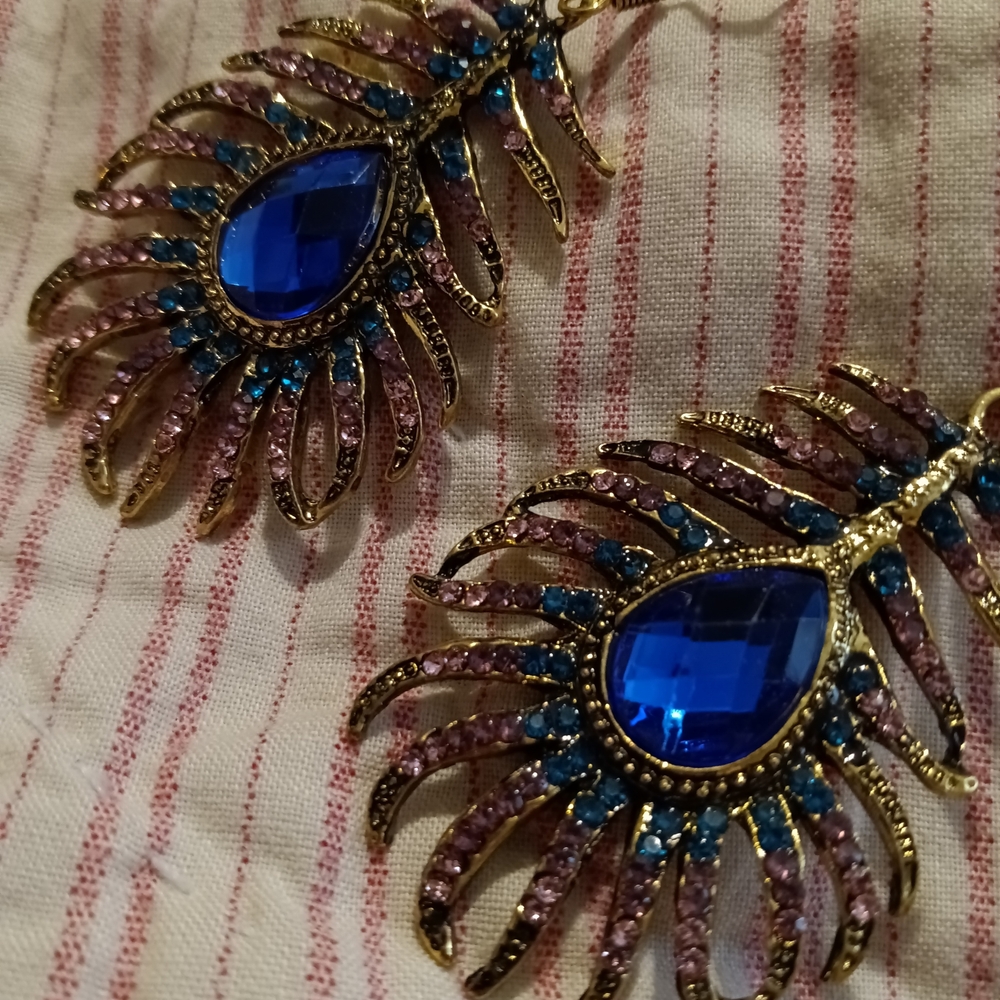 Estate Piece.Elegant Blue and Gold Feather Earrings. Absolutely Gorgeous.1 Piece